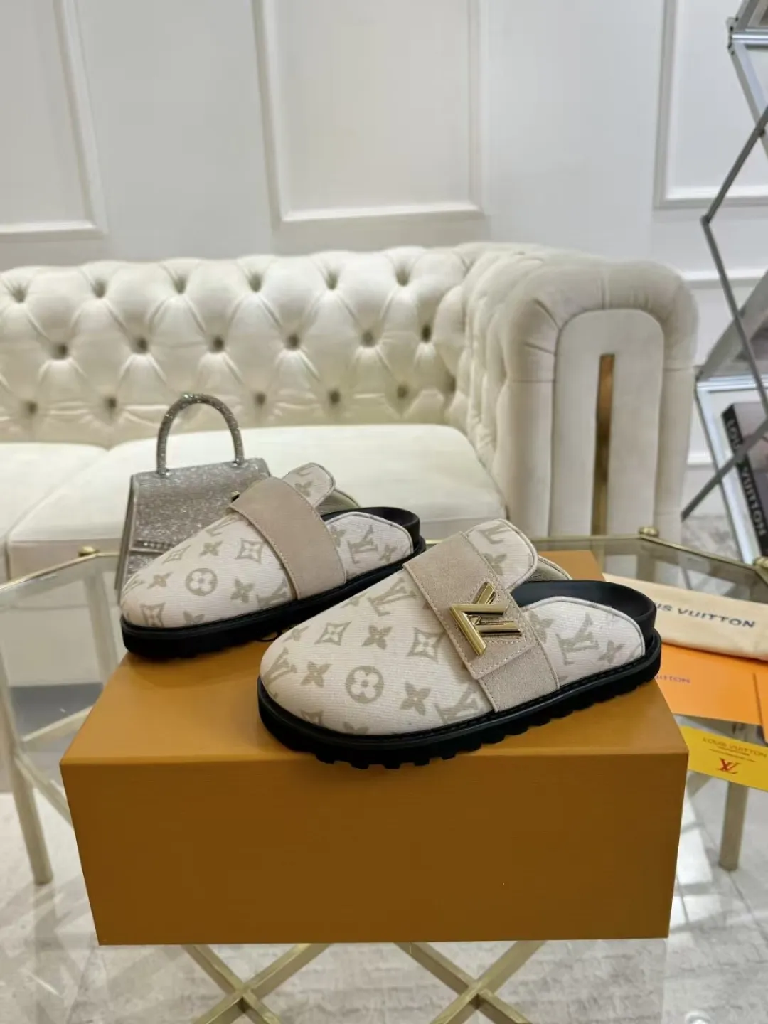 p560 High version women's toe-cap slippers ✨ **LV classic toe-toe slippers | Eternal elegance, starting from the toes** ✨ This pair of **Louis Vuitton classic toe-toe slippers** is an **eternal legend** in the fashion industry, and every detail tells **luxury and taste**. ... **Versatile, no matter the style**: ▪ Pair with jeans, casual and high-end ▪ Pair with a dress, elegant and lazy ▪ Commuting or dating, easily manage various occasions 💖 **Fashion icons are wearing it**, what are you waiting for?   **Owning it means owning an eternal classic**! ✨ #Louis Vuitton #LV slippers #Advanced sense of wear #Classic never goes out of style Fabric: Classic jacquard fabric Lining: Sheepskin lining Sole: Original rubber sole Size: Female 35-41 Male 38-46